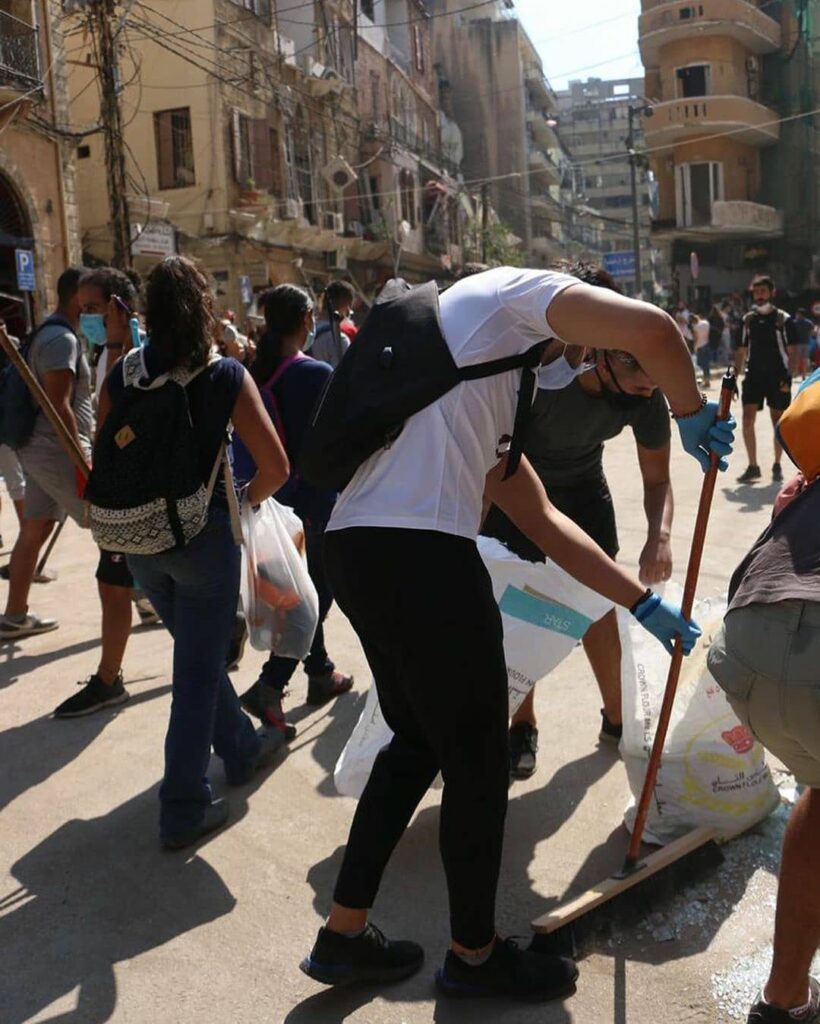 lebanese youth clean street of beirut