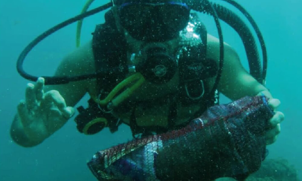 Swim initiative diver cleaning lebanese sea